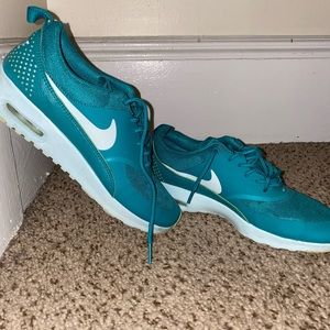 Nike women’s sneaker THEATA